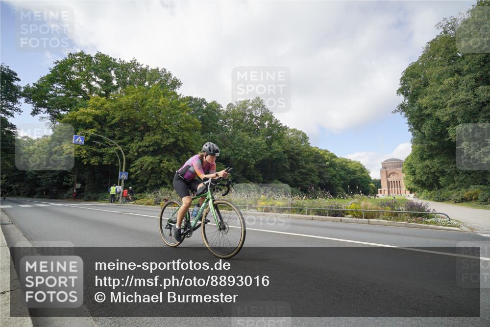 14.09.2025 - Stadtparktriathlon Michael Burmester http://msf.ph/oto/8893016 14.09.2025 11:34:26 Radfahren 902, 926, 934, 935, 969 meine-sportfotos.de