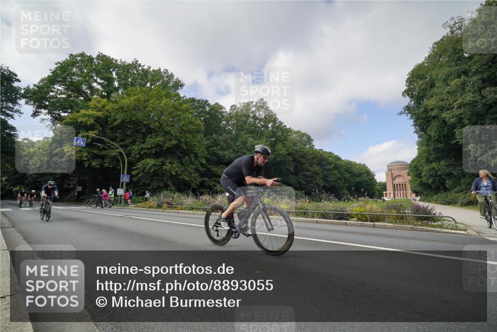 14.09.2025 - Stadtparktriathlon Michael Burmester http://msf.ph/oto/8893055 14.09.2025 11:36:03 Radfahren 925, 944, 1009, 1092, 1113 meine-sportfotos.de