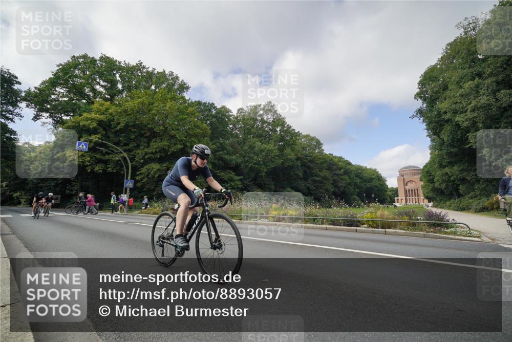 14.09.2025 - Stadtparktriathlon Michael Burmester http://msf.ph/oto/8893057 14.09.2025 11:36:04 Radfahren 925, 944, 1009, 1092, 1113 meine-sportfotos.de