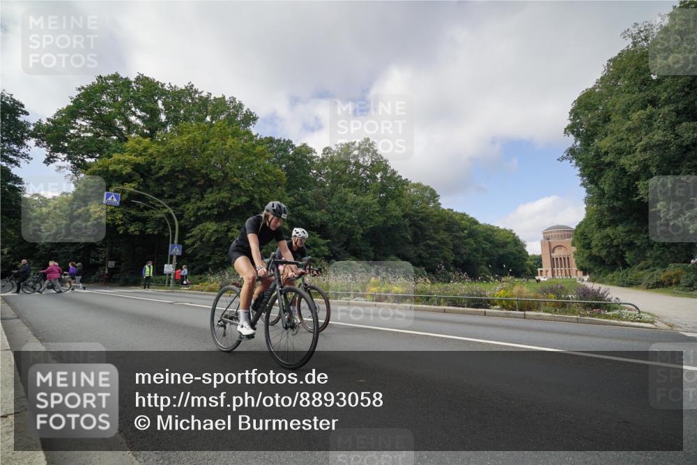 14.09.2025 - Stadtparktriathlon Michael Burmester http://msf.ph/oto/8893058 14.09.2025 11:36:06 Radfahren 925, 944, 1009, 1092, 1113 meine-sportfotos.de