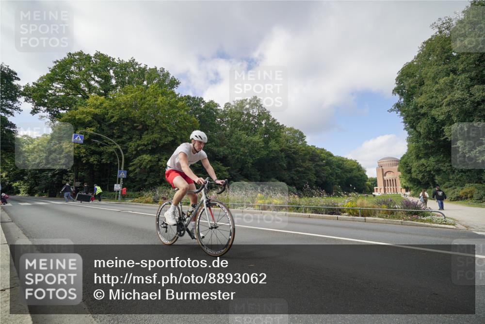 14.09.2025 - Stadtparktriathlon Michael Burmester http://msf.ph/oto/8893062 14.09.2025 11:36:21 Radfahren 890, 1072, 1097 meine-sportfotos.de