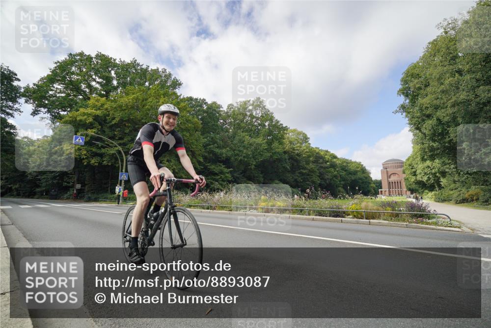 14.09.2025 - Stadtparktriathlon Michael Burmester http://msf.ph/oto/8893087 14.09.2025 11:37:18 Radfahren 1051 meine-sportfotos.de