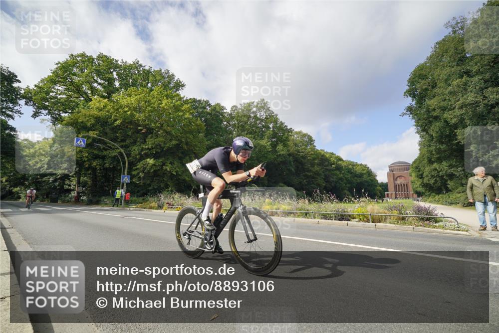 14.09.2025 - Stadtparktriathlon Michael Burmester http://msf.ph/oto/8893106 14.09.2025 11:38:03 Radfahren 963, 987, 1033, 1064, 1080, 1102 meine-sportfotos.de