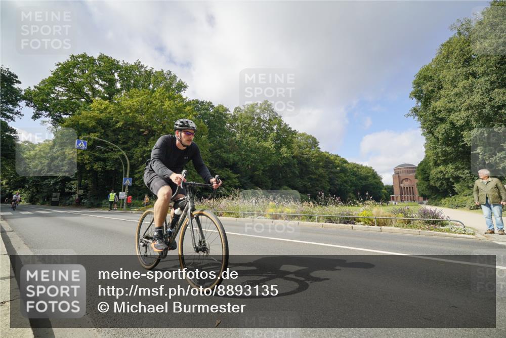 14.09.2025 - Stadtparktriathlon Michael Burmester http://msf.ph/oto/8893135 14.09.2025 11:39:18 Radfahren 927, 960, 1087, 1091 meine-sportfotos.de