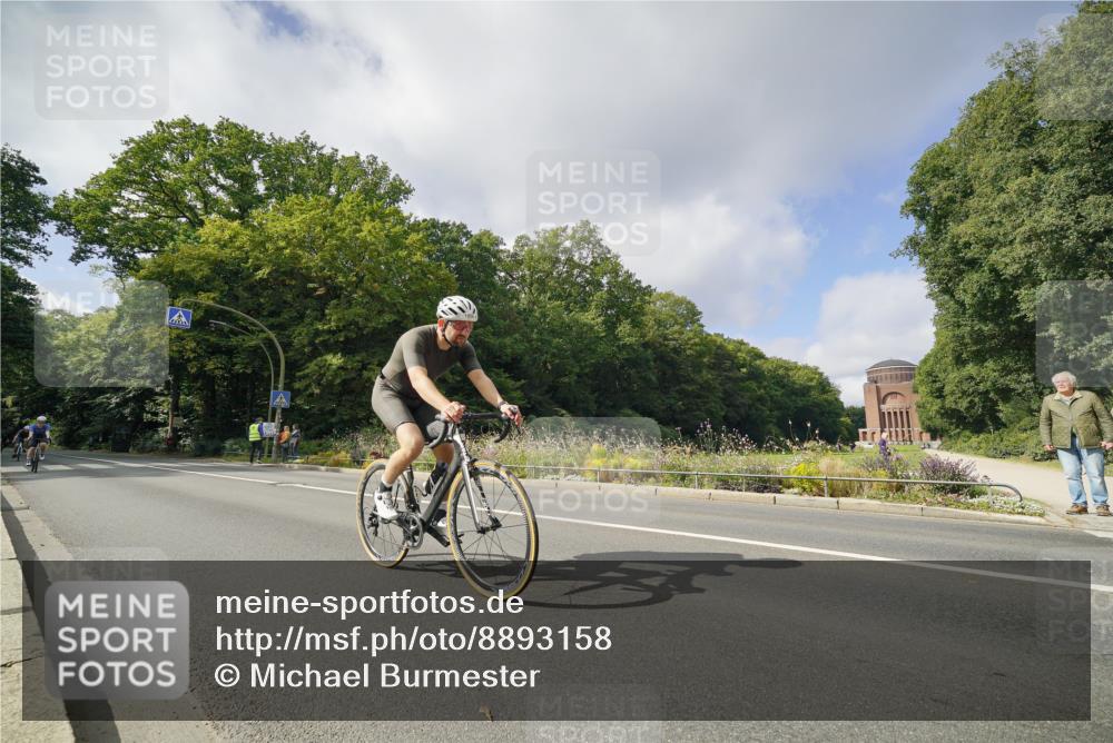 14.09.2025 - Stadtparktriathlon Michael Burmester http://msf.ph/oto/8893158 14.09.2025 11:39:59 Radfahren 822, 929, 945, 957, 1053, 1056, 1060, 1067 meine-sportfotos.de