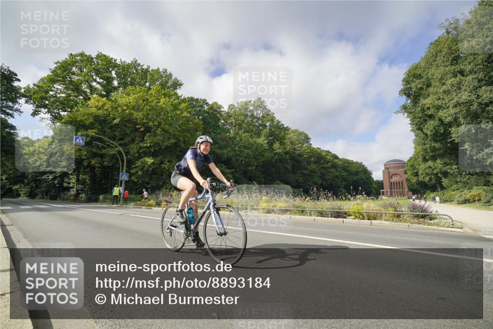 14.09.2025 - Stadtparktriathlon Michael Burmester http://msf.ph/oto/8893184 14.09.2025 11:41:04 Radfahren 992, 1022, 1098 meine-sportfotos.de