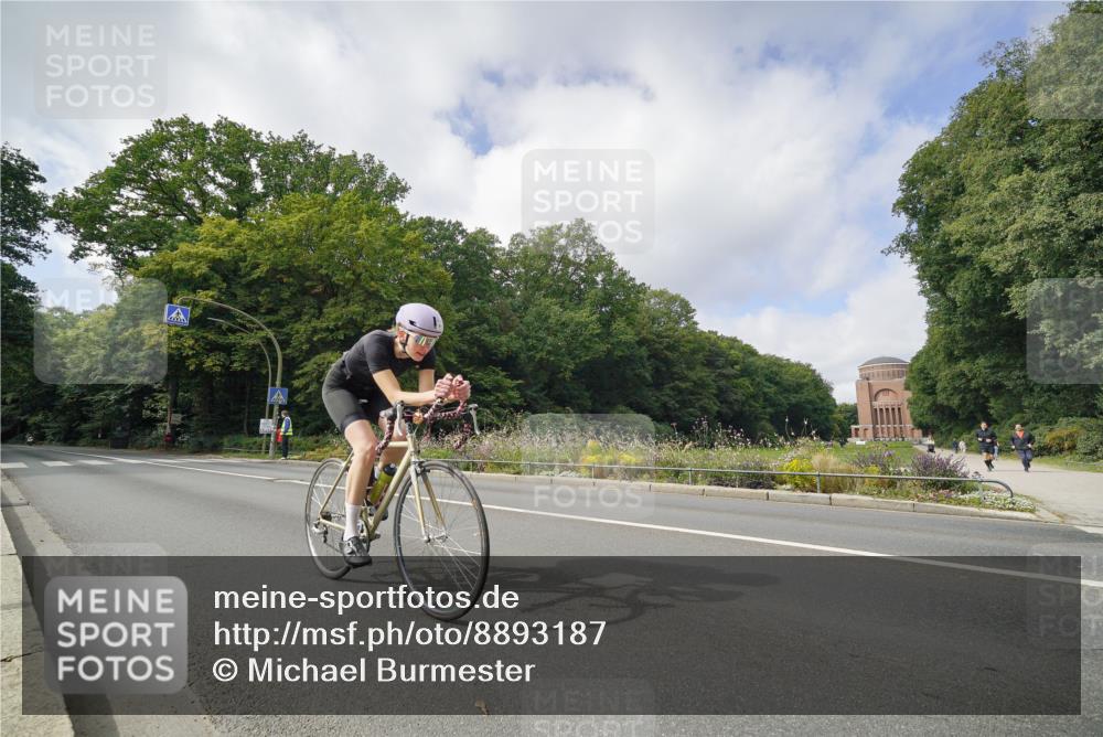 14.09.2025 - Stadtparktriathlon Michael Burmester http://msf.ph/oto/8893187 14.09.2025 11:41:18 Radfahren 951 meine-sportfotos.de