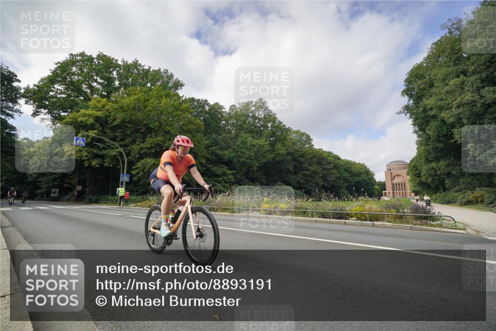 14.09.2025 - Stadtparktriathlon Michael Burmester http://msf.ph/oto/8893191 14.09.2025 11:41:35 Radfahren 930, 942, 986, 1079 meine-sportfotos.de