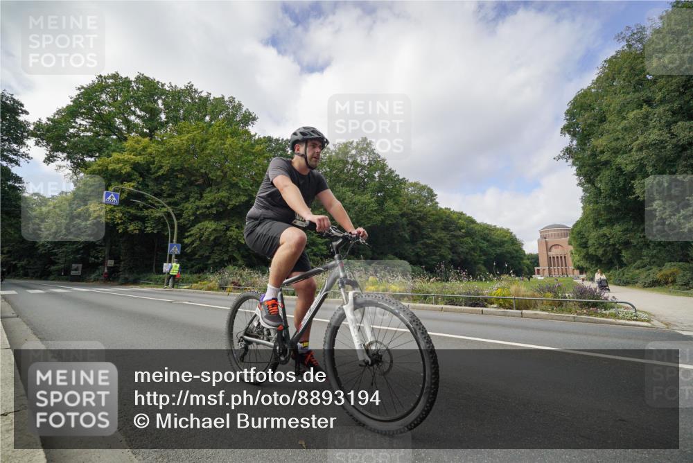 14.09.2025 - Stadtparktriathlon Michael Burmester http://msf.ph/oto/8893194 14.09.2025 11:41:39 Radfahren 930, 986, 1050, 1079 meine-sportfotos.de