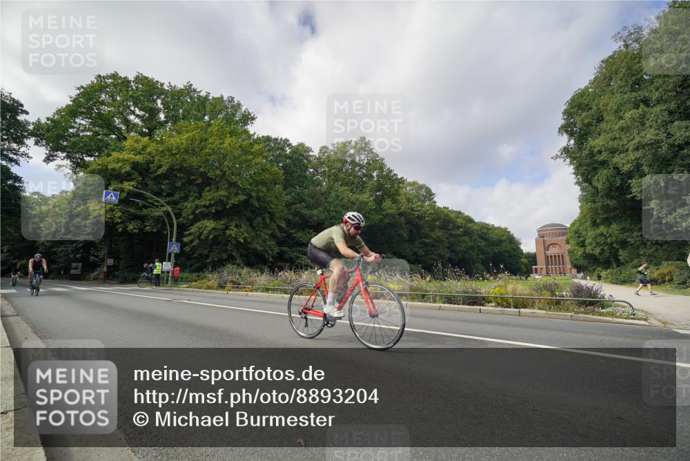 14.09.2025 - Stadtparktriathlon Michael Burmester http://msf.ph/oto/8893204 14.09.2025 11:42:06 Radfahren 936, 980, 1061, 1082, 1121 meine-sportfotos.de