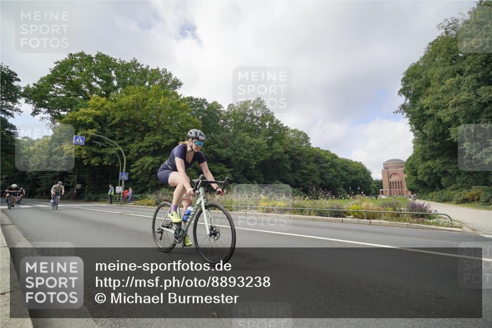 14.09.2025 - Stadtparktriathlon Michael Burmester http://msf.ph/oto/8893238 14.09.2025 11:42:51 Radfahren 824, 926, 990, 1000, 1017, 1029, 1055, 1072, 1075, 1094 meine-sportfotos.de