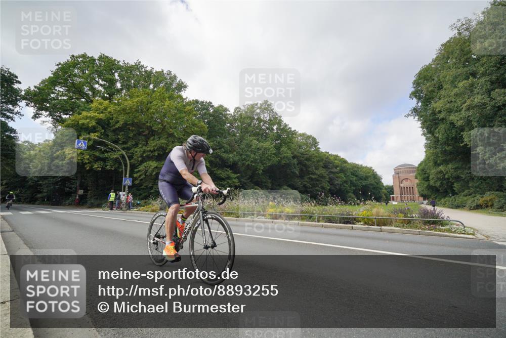 14.09.2025 - Stadtparktriathlon Michael Burmester http://msf.ph/oto/8893255 14.09.2025 11:43:18 Radfahren 946, 985, 1059, 1117 meine-sportfotos.de