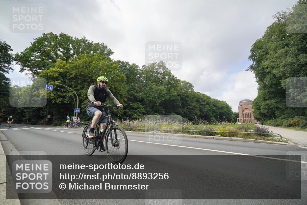 14.09.2025 - Stadtparktriathlon Michael Burmester http://msf.ph/oto/8893256 14.09.2025 11:43:23 Radfahren 946, 961, 985, 1059, 1077, 1117 meine-sportfotos.de