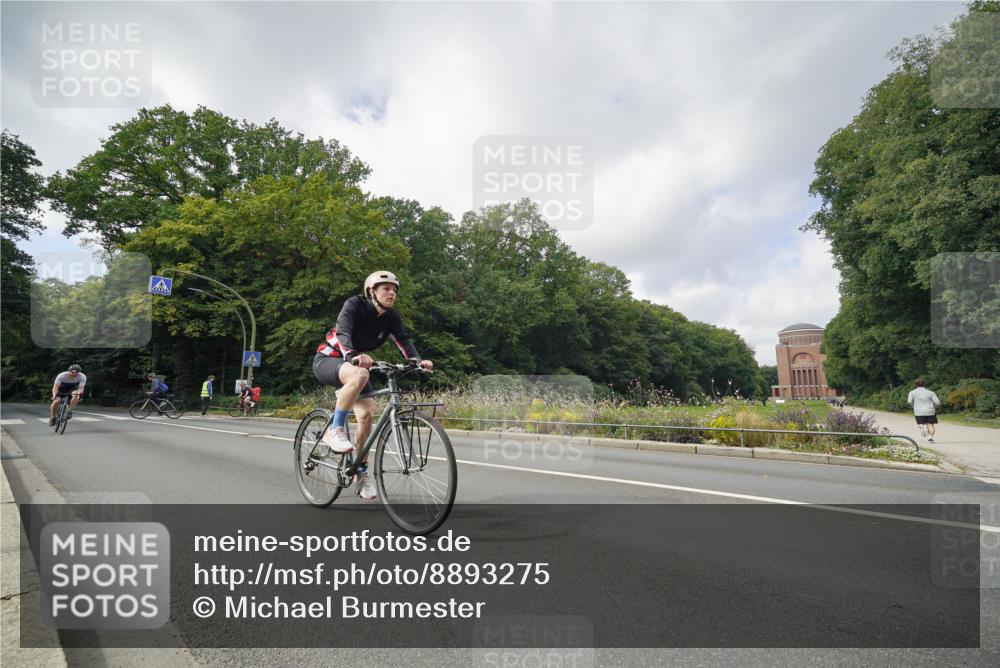 14.09.2025 - Stadtparktriathlon Michael Burmester http://msf.ph/oto/8893275 14.09.2025 11:44:15 Radfahren 925, 996, 1027, 1115 meine-sportfotos.de