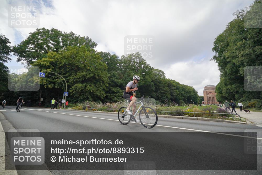 14.09.2025 - Stadtparktriathlon Michael Burmester http://msf.ph/oto/8893315 14.09.2025 11:45:59 Radfahren 837, 924, 1047 meine-sportfotos.de
