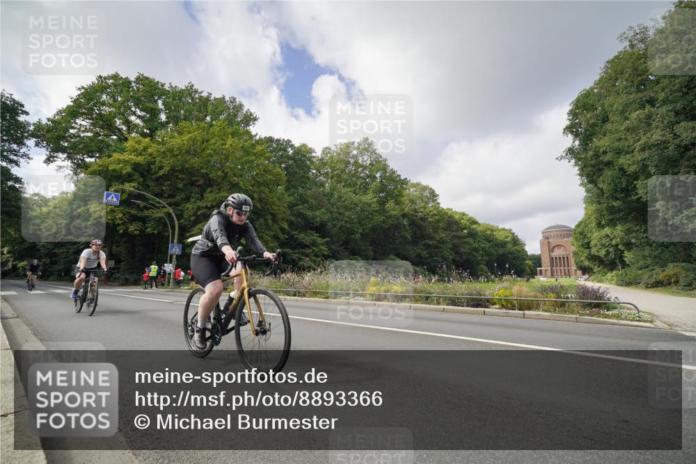 14.09.2025 - Stadtparktriathlon Michael Burmester http://msf.ph/oto/8893366 14.09.2025 11:48:09 Radfahren 927, 952, 960, 1006, 1088, 1116 meine-sportfotos.de