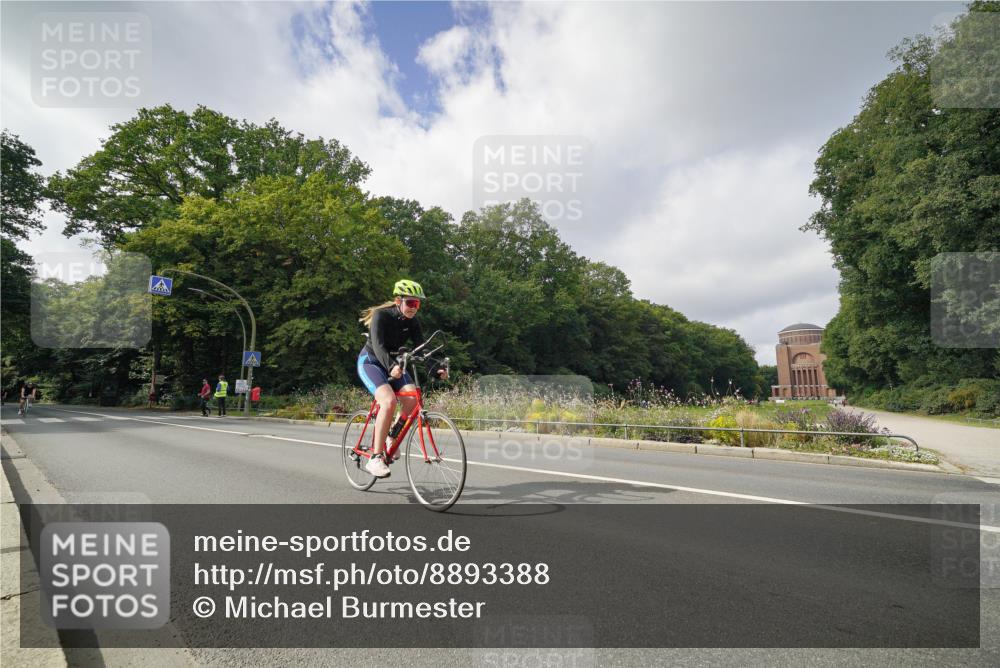 14.09.2025 - Stadtparktriathlon Michael Burmester http://msf.ph/oto/8893388 14.09.2025 11:48:55 Radfahren 929, 957, 1019 meine-sportfotos.de