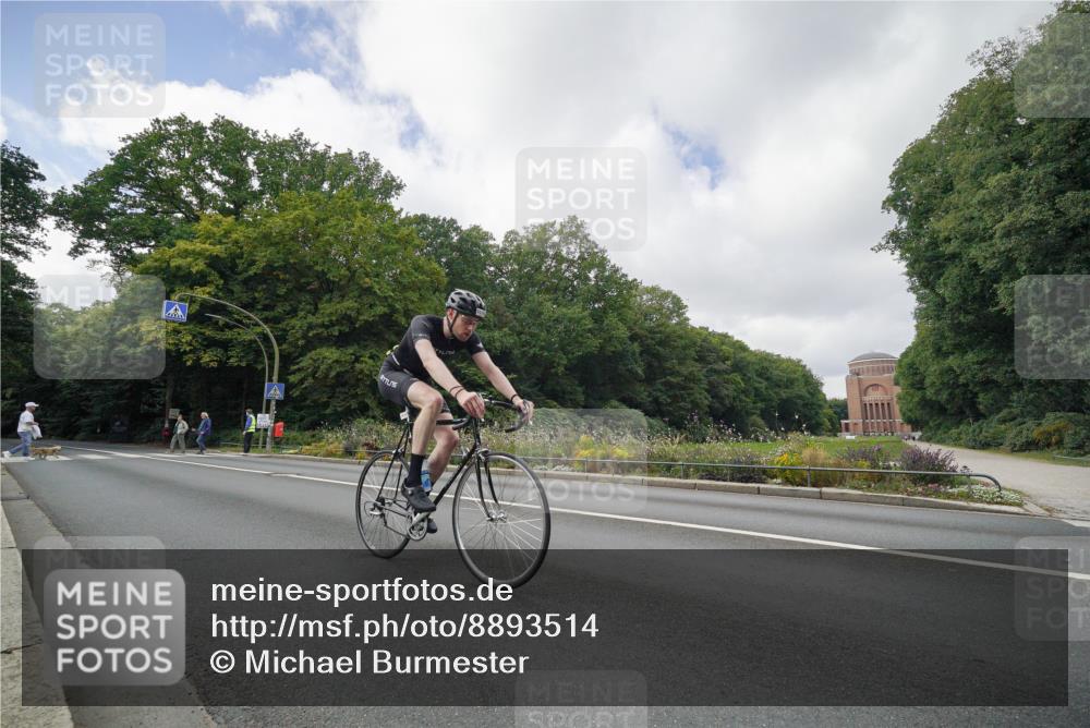 14.09.2025 - Stadtparktriathlon Michael Burmester http://msf.ph/oto/8893514 14.09.2025 11:53:18 Radfahren 946, 1017, 1039, 1047, 1064 meine-sportfotos.de