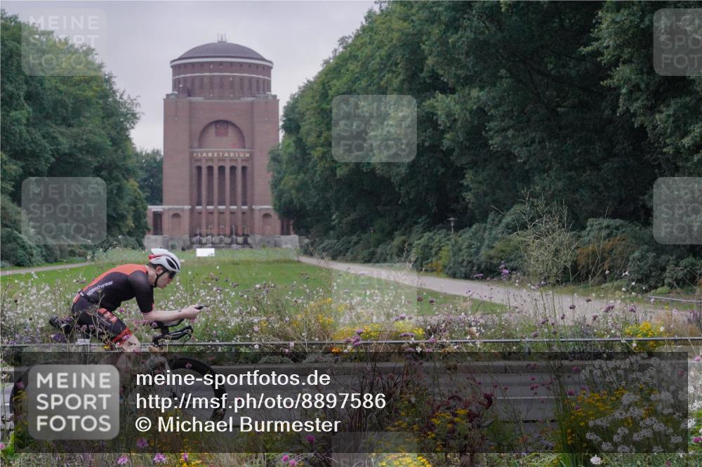 14.09.2025 - Stadtparktriathlon Michael Burmester http://msf.ph/oto/8897586 14.09.2025 08:56:24 Radfahren 318, 323, 339, 350, 363, 370 meine-sportfotos.de