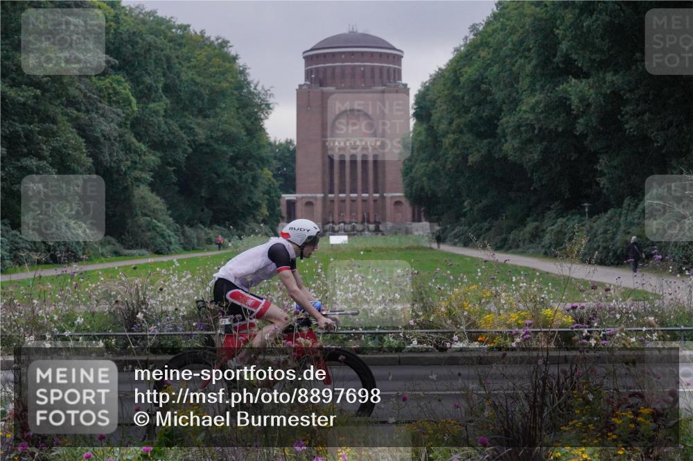 14.09.2025 - Stadtparktriathlon Michael Burmester http://msf.ph/oto/8897698 14.09.2025 08:58:08 Radfahren 303, 327, 357, 360, 372, 378, 476 meine-sportfotos.de