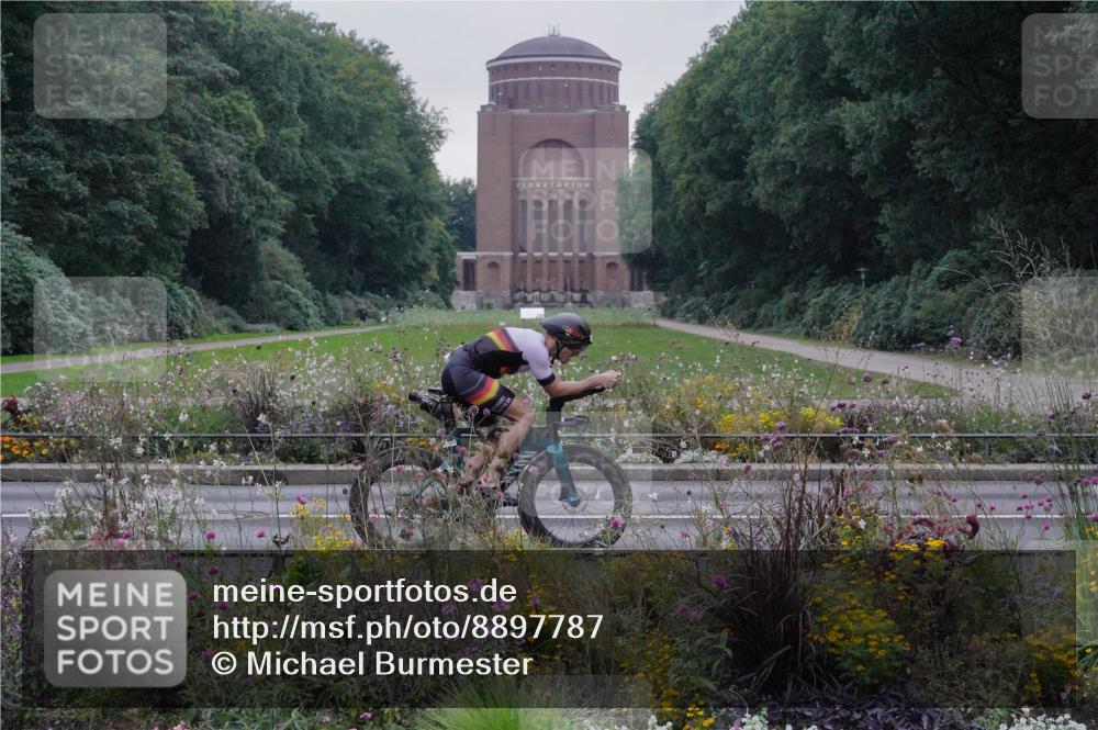 14.09.2025 - Stadtparktriathlon Michael Burmester http://msf.ph/oto/8897787 14.09.2025 09:00:11 Radfahren 330 meine-sportfotos.de