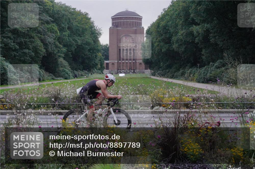 14.09.2025 - Stadtparktriathlon Michael Burmester http://msf.ph/oto/8897789 14.09.2025 09:00:22 Radfahren 334, 335 meine-sportfotos.de