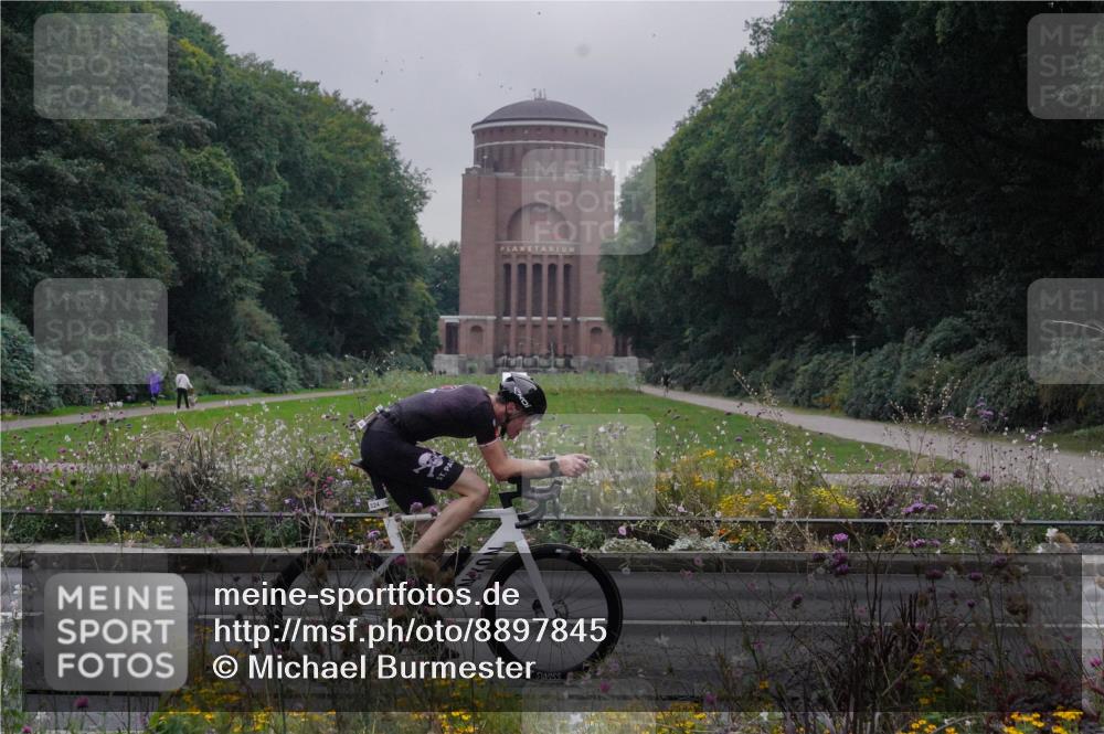 14.09.2025 - Stadtparktriathlon Michael Burmester http://msf.ph/oto/8897845 14.09.2025 09:01:53 Radfahren 304, 324, 358 meine-sportfotos.de