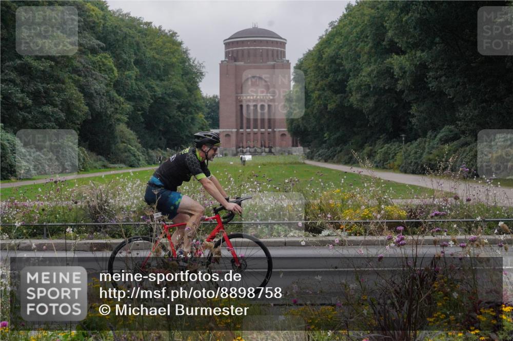 14.09.2025 - Stadtparktriathlon Michael Burmester http://msf.ph/oto/8898758 14.09.2025 09:06:19 Radfahren 331, 346, 359, 402, 422 meine-sportfotos.de