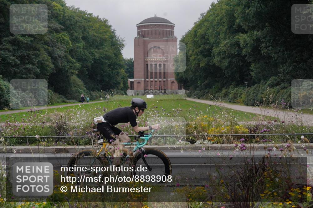 14.09.2025 - Stadtparktriathlon Michael Burmester http://msf.ph/oto/8898908 14.09.2025 09:08:31 Radfahren 301, 326, 345, 363, 370, 371, 373, 381, 383, 393, 400, 430 meine-sportfotos.de