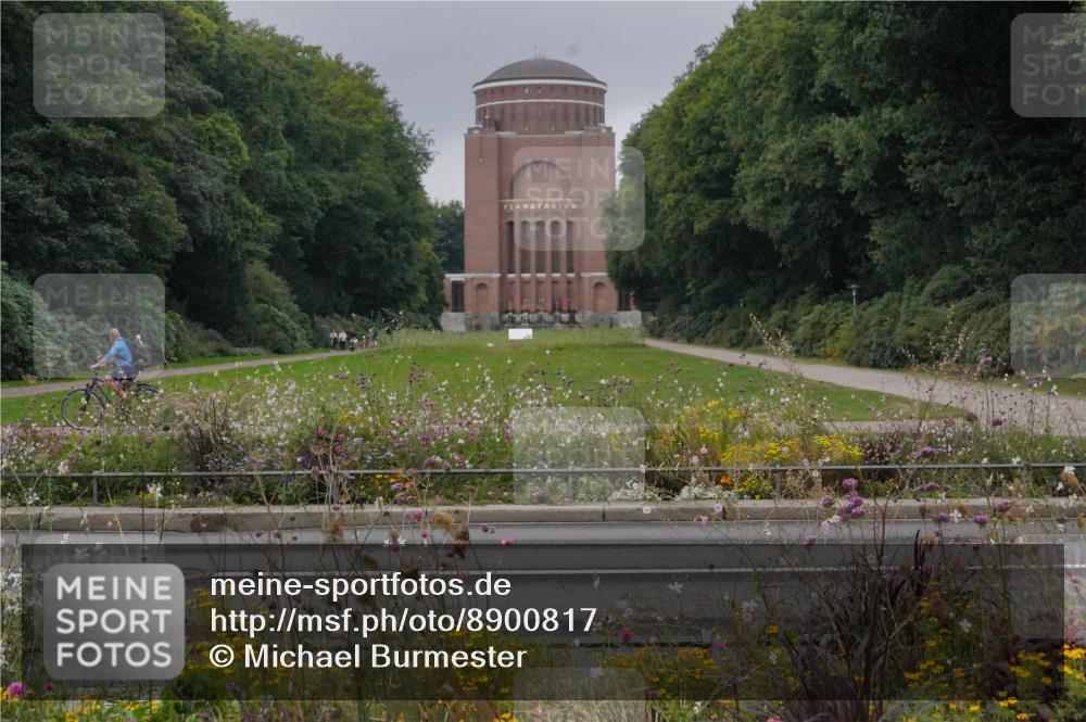 14.09.2025 - Stadtparktriathlon Michael Burmester http://msf.ph/oto/8900817 14.09.2025 09:20:51 Radfahren 327, 353, 498 meine-sportfotos.de