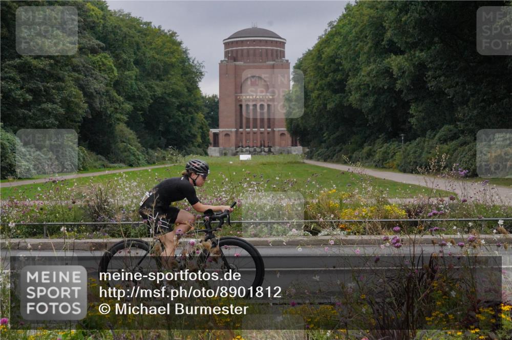 14.09.2025 - Stadtparktriathlon Michael Burmester http://msf.ph/oto/8901812 14.09.2025 09:28:15 Radfahren 327, 383, 393, 498 meine-sportfotos.de