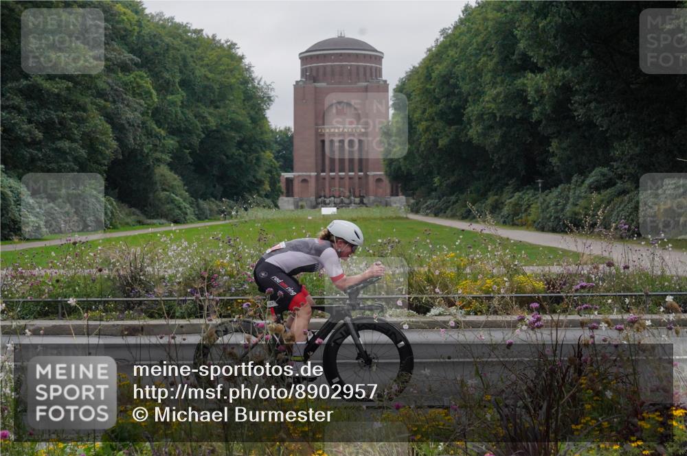14.09.2025 - Stadtparktriathlon Michael Burmester http://msf.ph/oto/8902957 14.09.2025 10:03:23 Radfahren 592, 597 meine-sportfotos.de