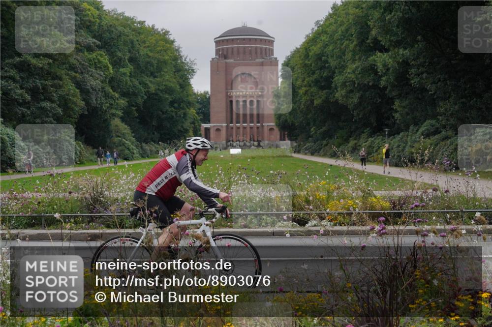 14.09.2025 - Stadtparktriathlon Michael Burmester http://msf.ph/oto/8903076 14.09.2025 10:08:49 Radfahren 550, 587, 593 meine-sportfotos.de
