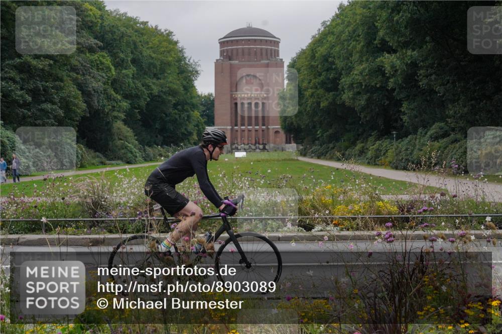 14.09.2025 - Stadtparktriathlon Michael Burmester http://msf.ph/oto/8903089 14.09.2025 10:09:19 Radfahren 518, 595, 597, 606 meine-sportfotos.de