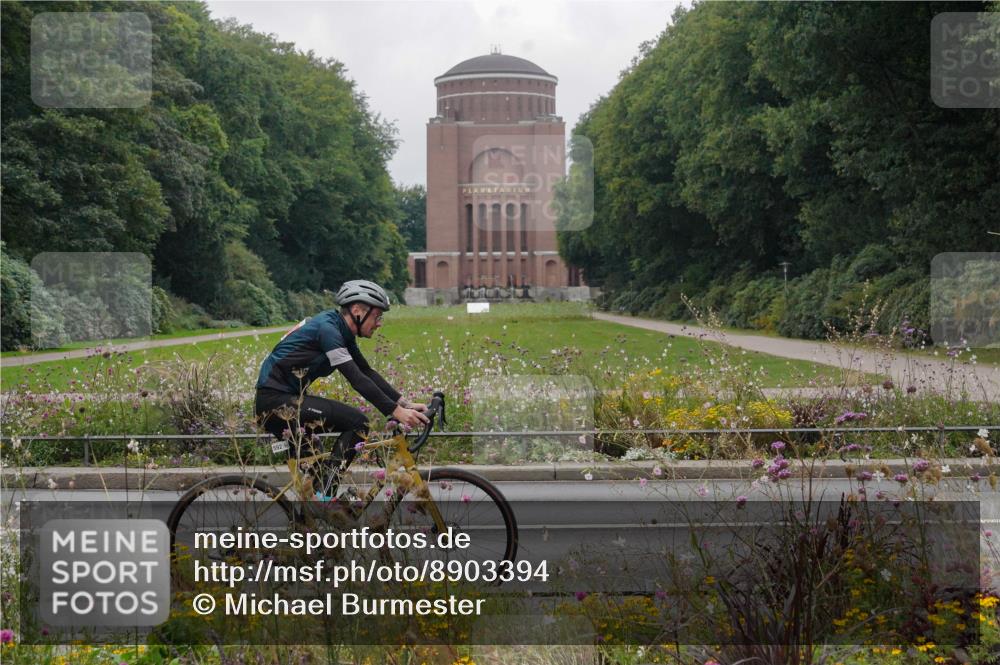 14.09.2025 - Stadtparktriathlon Michael Burmester http://msf.ph/oto/8903394 14.09.2025 10:28:44 Radfahren 592, 611, 619, 632, 720 meine-sportfotos.de