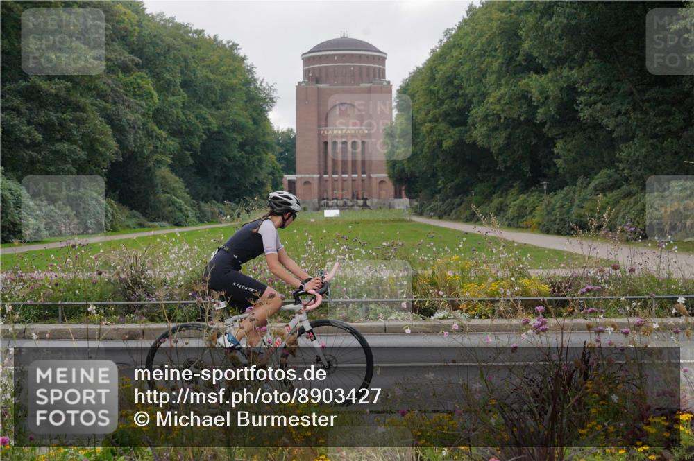 14.09.2025 - Stadtparktriathlon Michael Burmester http://msf.ph/oto/8903427 14.09.2025 10:30:39 Radfahren 527, 596, 642, 697 meine-sportfotos.de