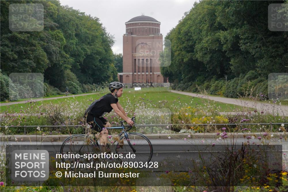 14.09.2025 - Stadtparktriathlon Michael Burmester http://msf.ph/oto/8903428 14.09.2025 10:30:46 Radfahren 527 meine-sportfotos.de