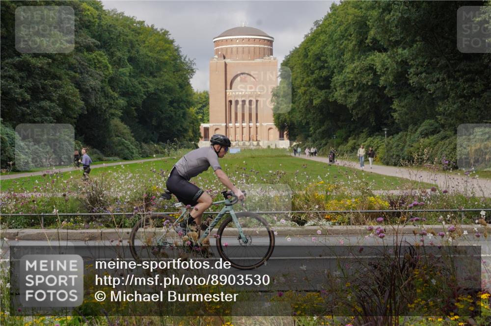 14.09.2025 - Stadtparktriathlon Michael Burmester http://msf.ph/oto/8903530 14.09.2025 10:37:59 Radfahren 642, 721, 723, 782, 804 meine-sportfotos.de