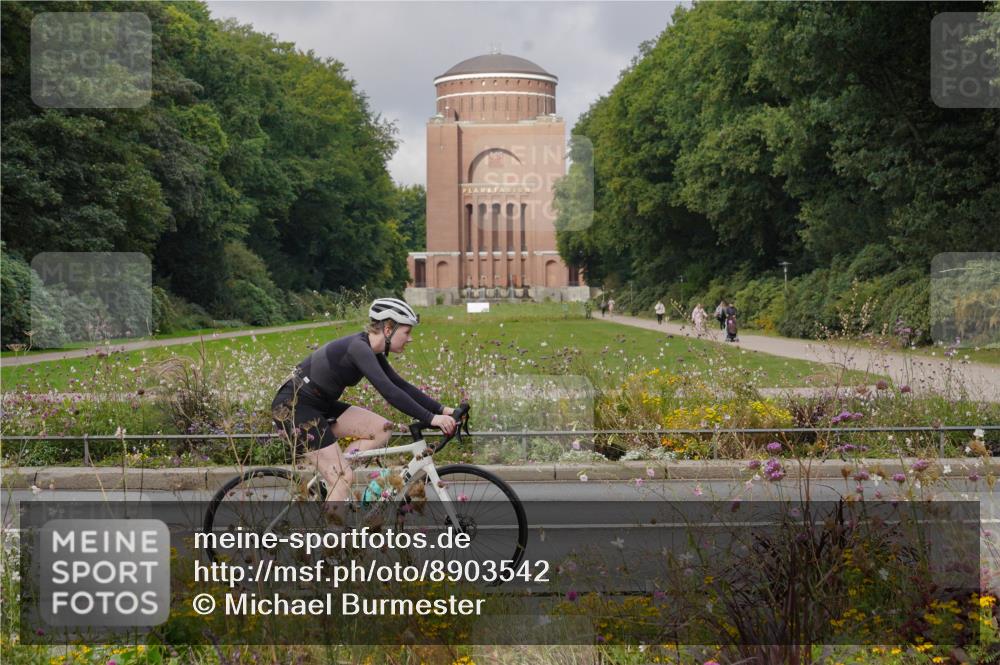 14.09.2025 - Stadtparktriathlon Michael Burmester http://msf.ph/oto/8903542 14.09.2025 10:38:29 Radfahren 700, 704 meine-sportfotos.de