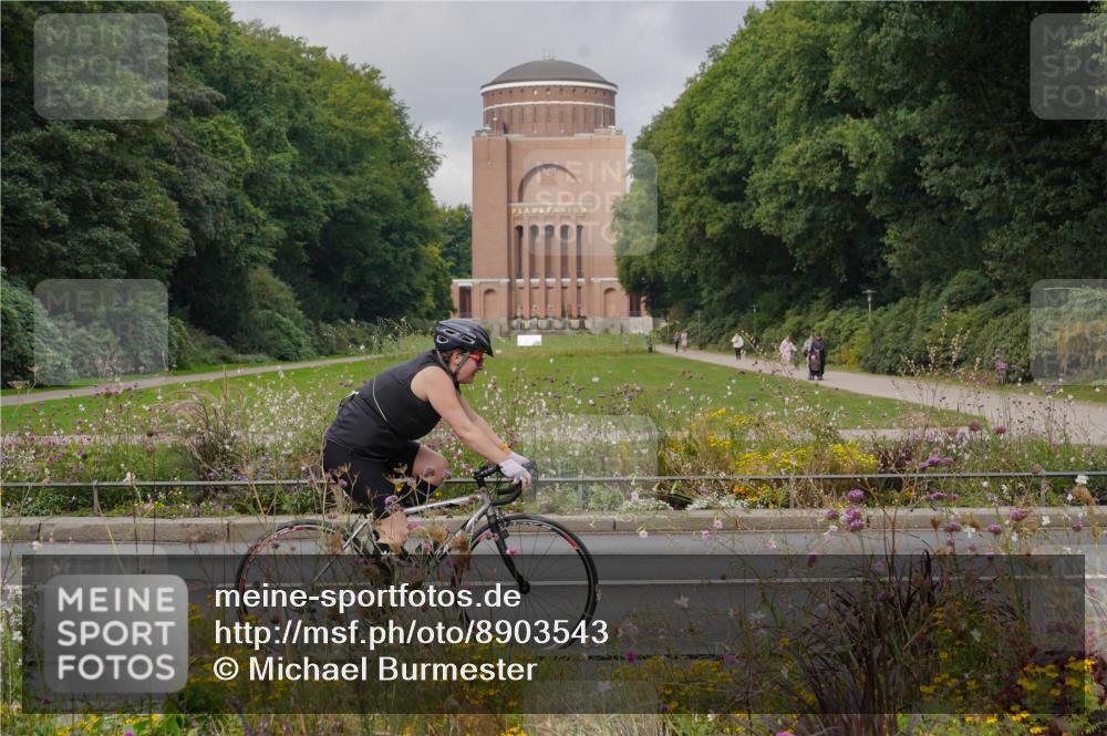 14.09.2025 - Stadtparktriathlon Michael Burmester http://msf.ph/oto/8903543 14.09.2025 10:38:33 Radfahren 645, 700, 704, 777 meine-sportfotos.de