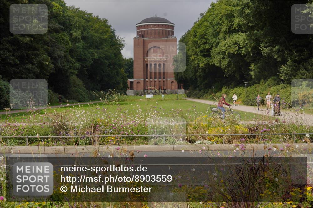 14.09.2025 - Stadtparktriathlon Michael Burmester http://msf.ph/oto/8903559 14.09.2025 10:39:11 Radfahren 636, 697, 732, 786, 801 meine-sportfotos.de