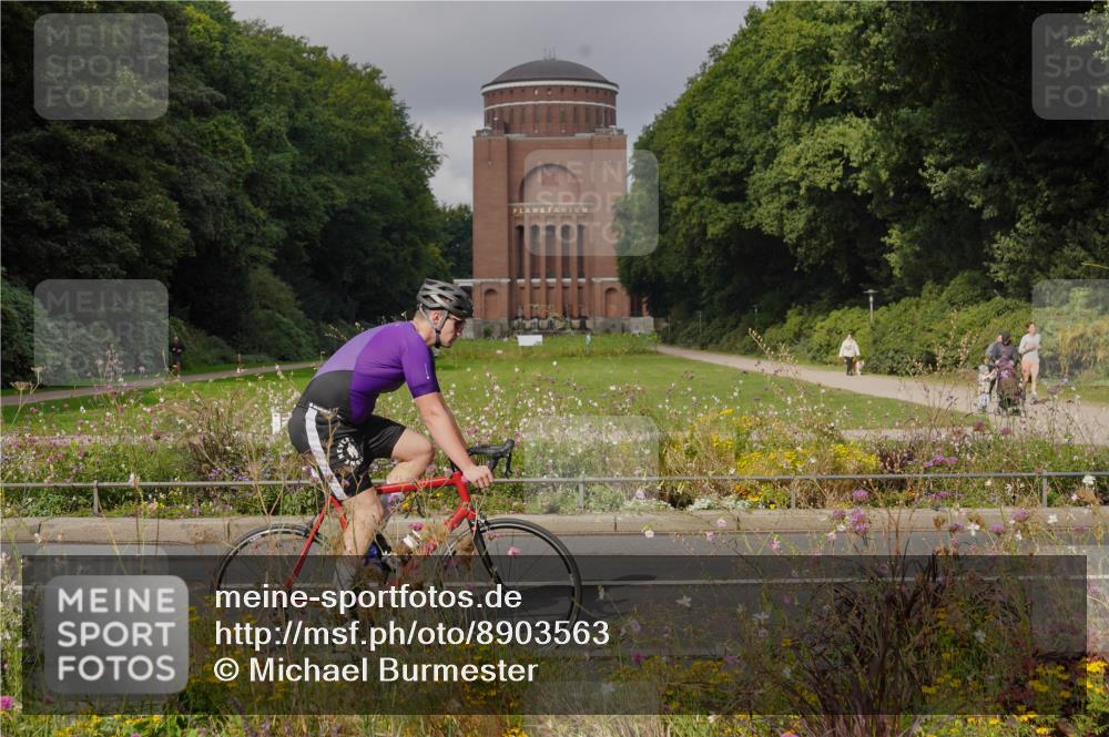14.09.2025 - Stadtparktriathlon Michael Burmester http://msf.ph/oto/8903563 14.09.2025 10:39:14 Radfahren 697, 732, 758, 786, 801 meine-sportfotos.de
