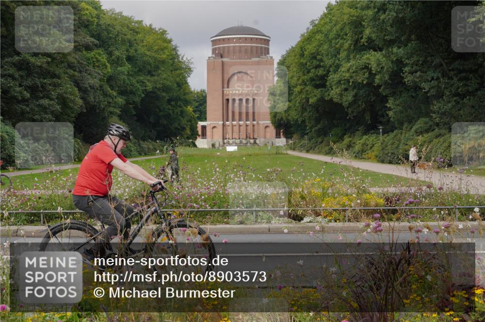 14.09.2025 - Stadtparktriathlon Michael Burmester http://msf.ph/oto/8903573 14.09.2025 10:39:37 Radfahren 598, 643, 650 meine-sportfotos.de