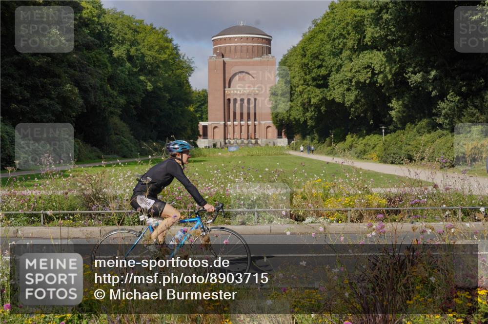 14.09.2025 - Stadtparktriathlon Michael Burmester http://msf.ph/oto/8903715 14.09.2025 10:43:16 Radfahren 663, 664 meine-sportfotos.de