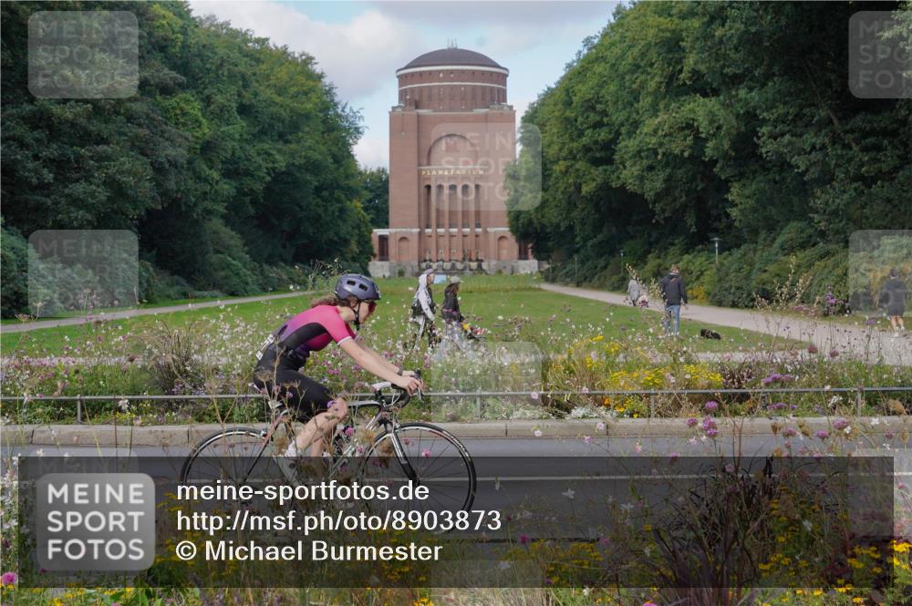 14.09.2025 - Stadtparktriathlon Michael Burmester http://msf.ph/oto/8903873 14.09.2025 10:52:35 Radfahren 663, 677, 694 meine-sportfotos.de