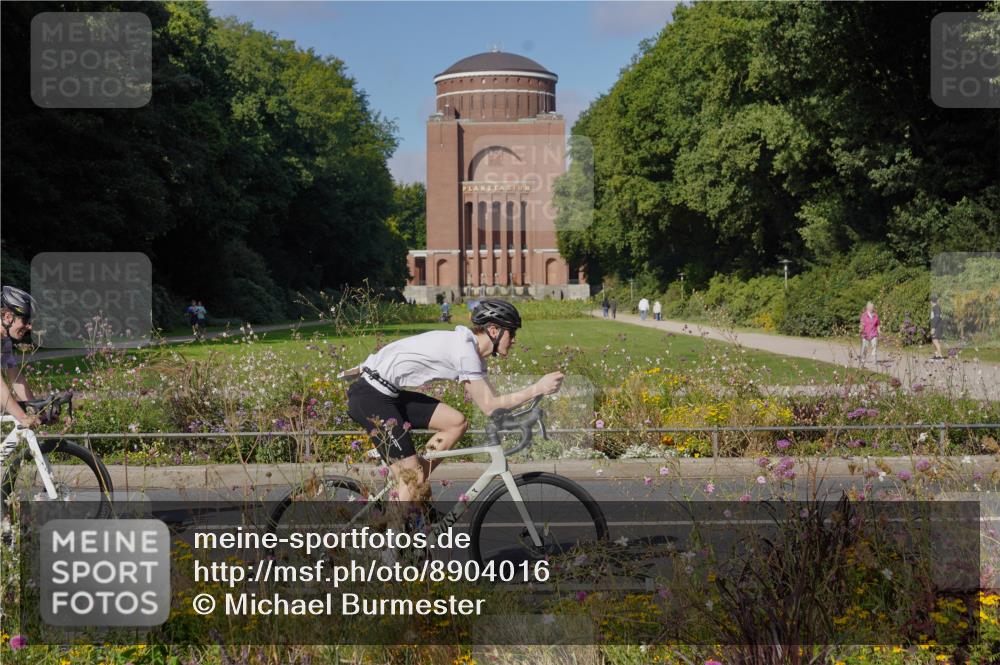 14.09.2025 - Stadtparktriathlon Michael Burmester http://msf.ph/oto/8904016 14.09.2025 10:59:26 Radfahren 698, 748, 752, 775, 800, 813, 889 meine-sportfotos.de