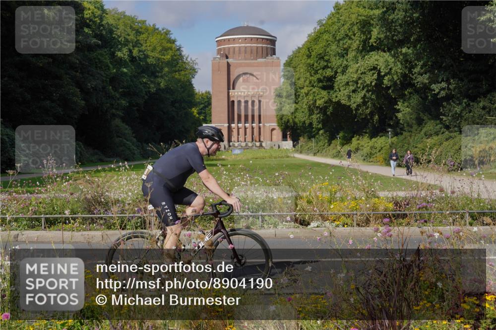 14.09.2025 - Stadtparktriathlon Michael Burmester http://msf.ph/oto/8904190 14.09.2025 11:08:19 Radfahren 758, 839, 878, 892, 915, 918 meine-sportfotos.de