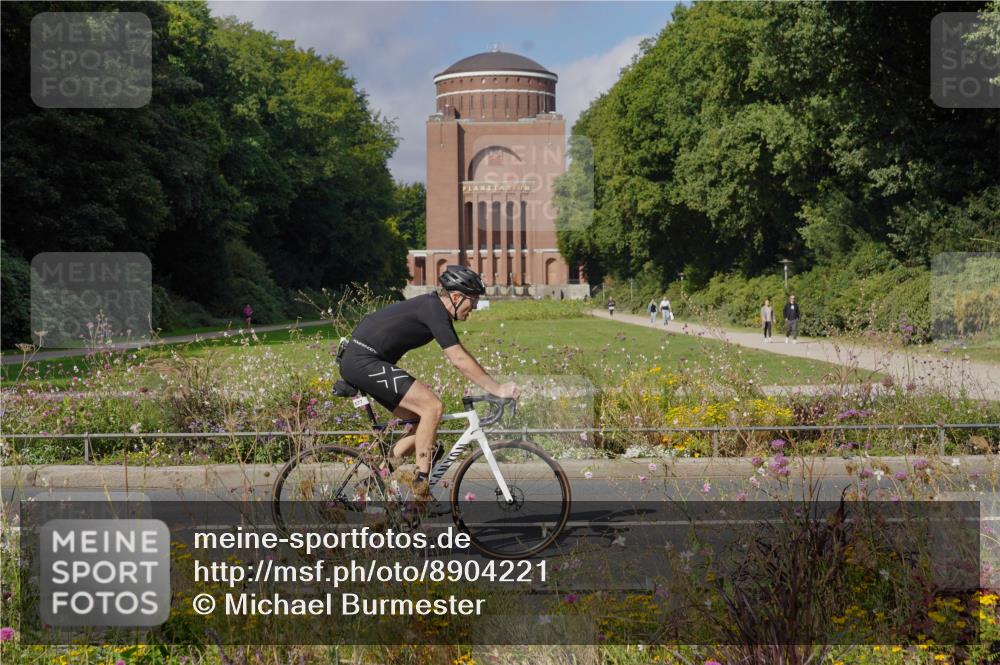 14.09.2025 - Stadtparktriathlon Michael Burmester http://msf.ph/oto/8904221 14.09.2025 11:10:17 Radfahren 732, 762, 806, 868, 877 meine-sportfotos.de