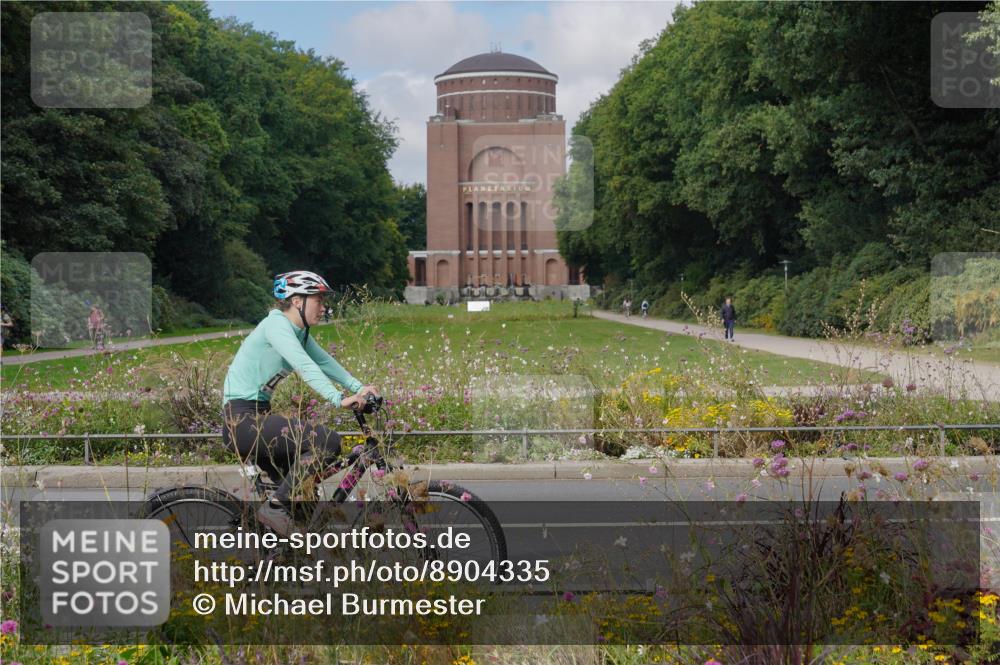 14.09.2025 - Stadtparktriathlon Michael Burmester http://msf.ph/oto/8904335 14.09.2025 11:18:03 Radfahren 909, 961, 1016 meine-sportfotos.de