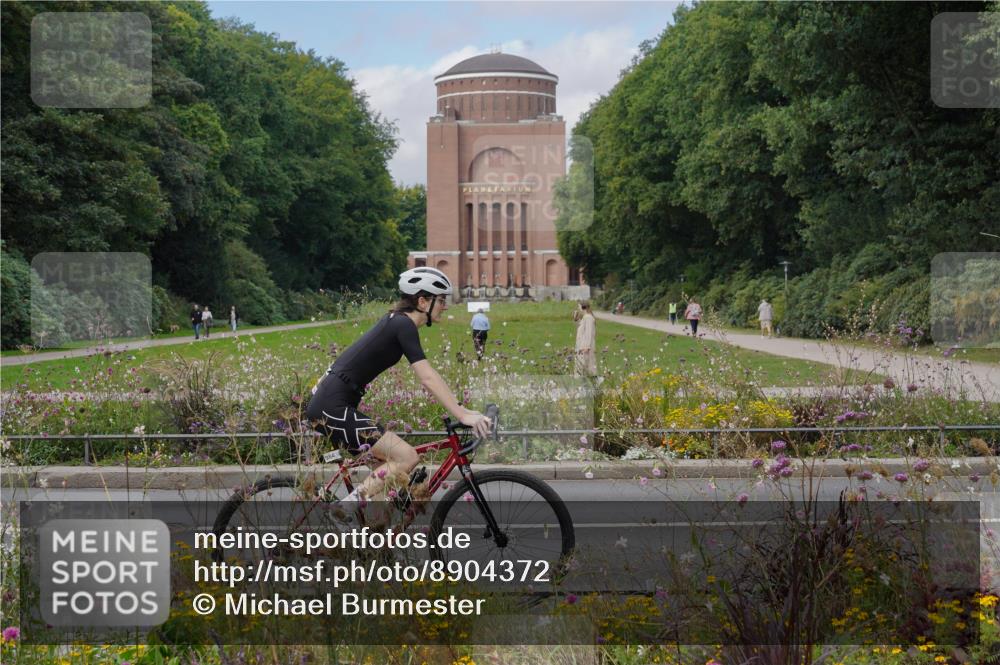 14.09.2025 - Stadtparktriathlon Michael Burmester http://msf.ph/oto/8904372 14.09.2025 11:20:07 Radfahren 833, 841, 925, 975, 984, 990 meine-sportfotos.de